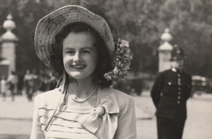 In Loving Memory of Anne Patricia Mills 1925-2024 Anne Patricia Mills outside Buckingham Palace in 1954 after attending a garden party to celebrate her father being Lord Mayor